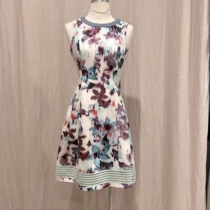 Floral cocktail dress structured with mesh ribbon details - perfect for summer